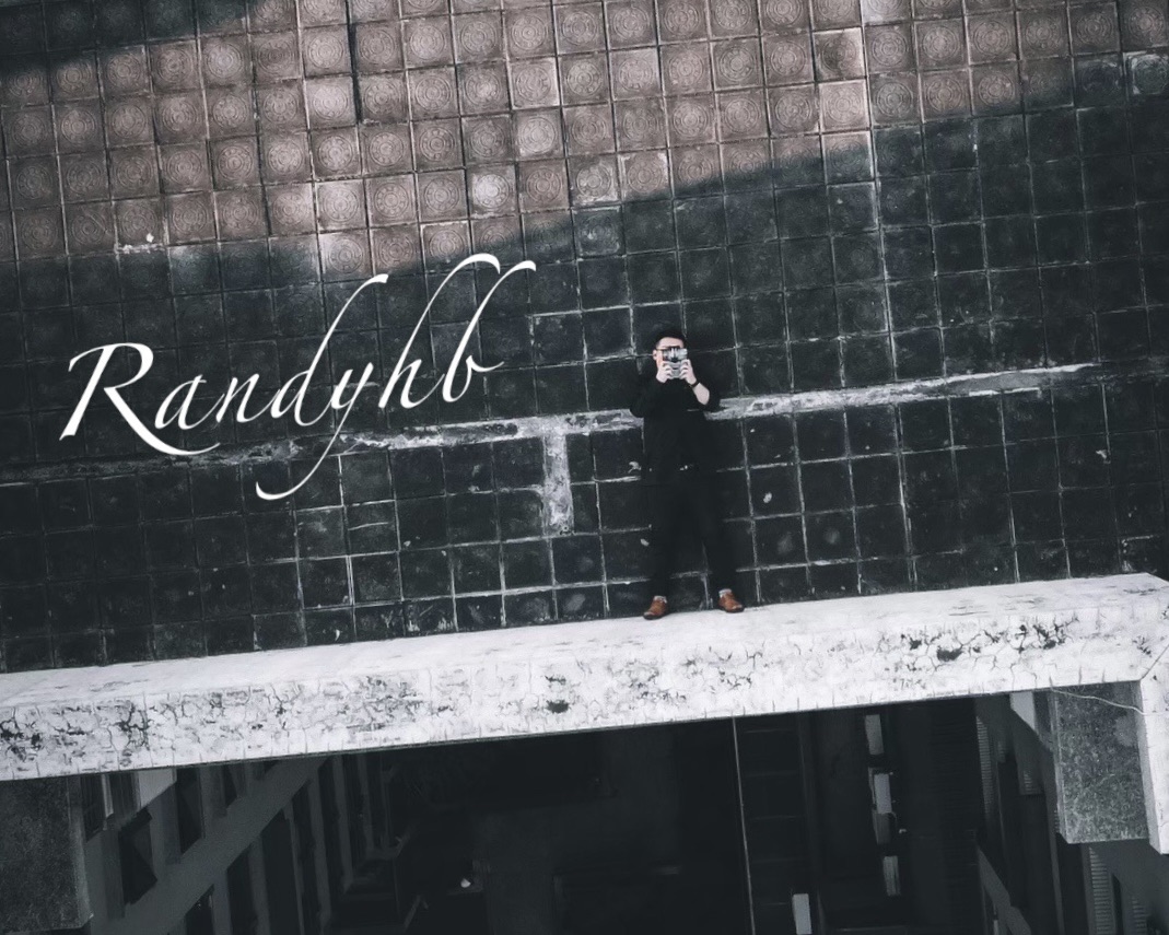 Randyhb 站在黑色牆面與建築前拍照的個人照片